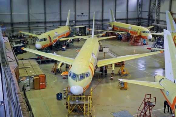 Самолеты SSJ100 в цеху окончательной сборки Комсомольского-на-Амуре филиала АО &laquo;Гражданские самолеты Сухого&raquo;, октябрь 2015 г. Фото: Олег Пантелеев