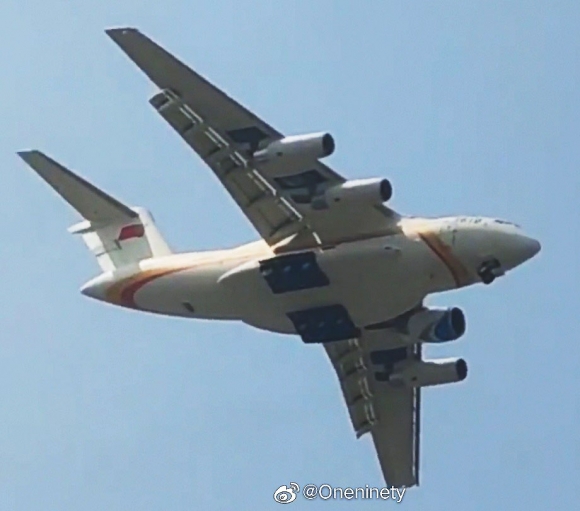 Опытный двигатель CJ-1000 под крылом летающей лаборатории на базе Y-20, март 2023 г.