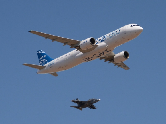 На фото Алексея Коршунова: опытный МС-21-310 (МС.0012) в сопровождении самолета Як-130 в первом полете после оснащения российскими бортовыми системами, 29 апреля 2025 года