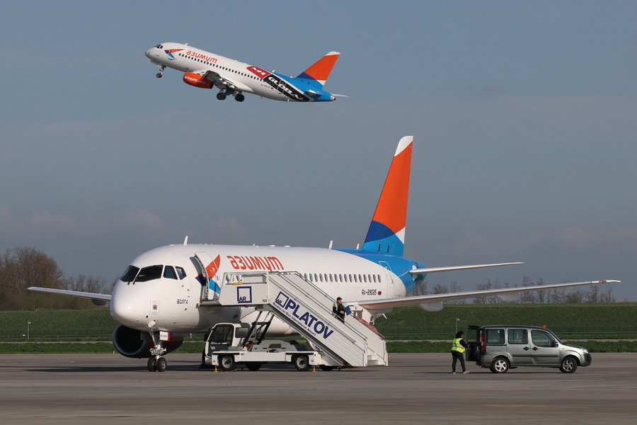 Существенный вклад в прошлогодний рост региональных авиаперевозок в стране внесла активно развивающаяся молодая авиакомпания &laquo;Азимут&raquo;, эксплуатирующая в настоящее время девять SSJ100 (вверху на снимке взлетает девятый самолет компании, полученный ею нынешней весной). Фото: Эрик Романенко