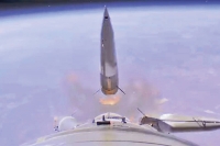 Момент отделения боковых блоков первой ступени на 118-й секунде аварийного запуска &laquo;Союза&raquo;: видно, как одна &laquo;боковушка&raquo; отходит &laquo;неправильно&raquo;. Стоп-кадр видеозаписи с камеры на борту ракеты. Фото: Роскосмос