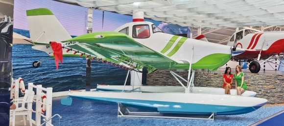 Новый агросамолет Т-500 и его поплавковый вариант Т-500А (на переднем плане) на &laquo;Гидроавиасалоне-2018&raquo;. Геленджик, сентябрь 2018 г. Фото: Андрей Фомин