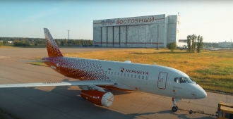 На кадре из июльского видеоролика ОАК &ndash; один из пяти сданных в конце декабря SSJ100 после его окраски в Ульяновске нынешним летом