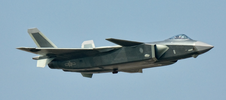 Китайский истребитель пятого поколения&nbsp;J-20 во время своего первого публичного летного показа на авиасалоне Airshow China в Чжухае в ноябре 2016 г. Фото: Петр Бутовски