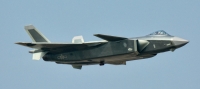 Китайский истребитель пятого поколения&nbsp;J-20 во время своего первого публичного летного показа на авиасалоне Airshow China в Чжухае в ноябре 2016 г. Фото: Петр Бутовски
