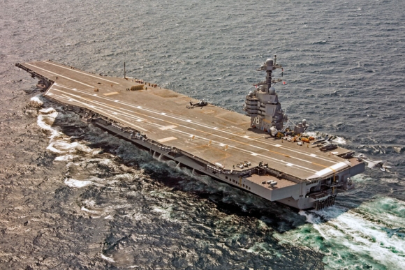 Истребитель F/A-18F Super Hornet лейтенант-коммандера Джейми Страка заходит для выполнения первой посадки на палубу АВМА &laquo;Джеральд Форд&raquo;, 28 июля 2017 г. Фото: US Navy / Erik Hildebrandt