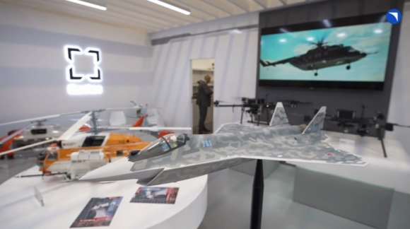 Модель одноместного истребителя Су-75 Checkmate на стенде госкорпорации &laquo;Ростех&raquo; на выставке WorldDefenseShow 2024 в Эр-Рияде. Кадр из видеоролика ОАК