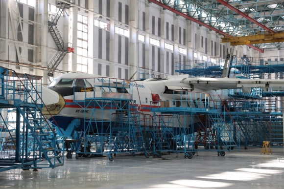 На фото с официального портала правительства Ростовской области &ndash; Бе-200ЧС №101 на модернизации и переоборудовании под новую силовую установку