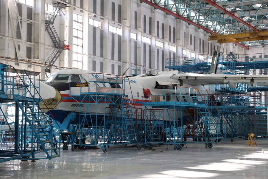 На фото с официального портала правительства Ростовской области &ndash; Бе-200ЧС №101 на модернизации и переоборудовании под новую силовую установку