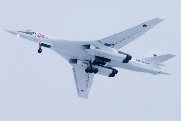 Новый Ту-160 &laquo;Петр Дейнекин&raquo; в демонстрационном полете в&nbsp;Казани 25&nbsp;января 2018 г. Машину продемонстрировал Президенту России Владимиру Путину экипаж во главе с летчиком-испытателем 1 класса Алексеем Рябовым. Фото: Марина Лысцева / ОАК