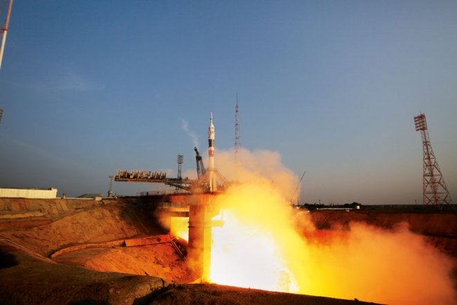 Справа: экипаж корабля &laquo;Союз МС-01&raquo; и экспедиции МКС-48/49, снизу вверх &ndash; командир экипажа Анатолий Иванишин (Роскосмос), бортинженеры Кэтлин Рубинс (NASA) и Такуя Ониши (JAXA). Фото: Марина Лысцева