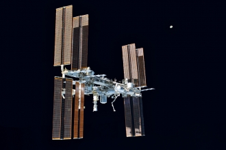 К Международной космической станции, которая в ноябре 2018 г. отметила свое 20-летие, в минувшем году было осуществлено три успешных запуска пилотируемых кораблей с очередными экспедициями. На борту МКС в 2018&nbsp;г. работали 15 космонавтов &ndash; пятеро россиян, семеро американцев (в т.ч. две женщины) и по одному японцу, немцу и канадцу. Фото: NASA