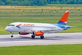 Новым российским оператором самолетов SSJ100 должна стать авиакомпания &laquo;Азимут&raquo;, планирующая организовать на них региональные рейсы по югу России. Первый самолет для еще не начавшего операционную деятельность &laquo;Азимута&raquo; прибыл в аэропорт Ростова-на-Дону 7 июля 2017 г. Фото: Эрик Романенко