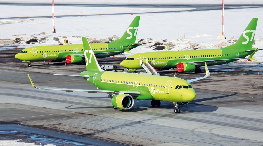 S7 Airlines первой в России освоила эксплуатацию ремоторизованных лайнеров Airbus А320neo (на переднем плане) и Boeing 737MAX (сзади). В прошлом году летающие под этим единым брендом компания &laquo;Сибирь&raquo; получила первые в стране А321neo, а &laquo;Глобус&raquo; &ndash; первые два Boeing 737-8MAX, но известные события заставили S7 Airlines временно приостановить полеты на новых &laquo;боингах&raquo; &ndash; с марта 2019 г. они находятся на хранении в новосибирском Толмачево. Фото: Андрей Чурсин