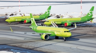 S7 Airlines первой в России освоила эксплуатацию ремоторизованных лайнеров Airbus А320neo (на переднем плане) и Boeing 737MAX (сзади). В прошлом году летающие под этим единым брендом компания &laquo;Сибирь&raquo; получила первые в стране А321neo, а &laquo;Глобус&raquo; &ndash; первые два Boeing 737-8MAX, но известные события заставили S7 Airlines временно приостановить полеты на новых &laquo;боингах&raquo; &ndash; с марта 2019 г. они находятся на хранении в новосибирском Толмачево. Фото: Андрей Чурсин