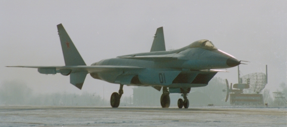 Опытно-экспериментальный истребитель &laquo;1.44&raquo; подруливает к месту проведения своей первой публичной презентации на аэродроме ЛИИ им. М.М. Громова в Жуковском, 12 января 1999 г. В кабине &ndash; Заслуженный летчик-испытатель СССР Герой России Владимир Горбунов. Фото: Алексей Михеев