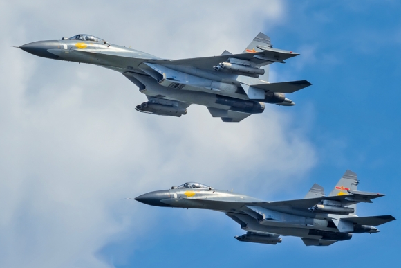 Пара китайских истребителей Shenyang J-11 (Су-27СК) &ndash; дебютанты учений &laquo;Мирная миссия&raquo;. Фото: Илья Соловьёв
