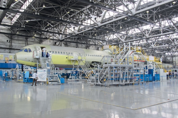 Фюзеляж второго опытного экземпляра  МС-21-300, предназначенного для проведения статических испытаний, на окончательной сборке  в Иркутске в начале июня 2016 г. Двумя&nbsp;месяцами позже, 12 августа 2016 г., на борту самолета Ан-124-100 он был перевезен в подмосковный Жуковский для испытаний в ЦАГИ. Фото: Андрей Фомин